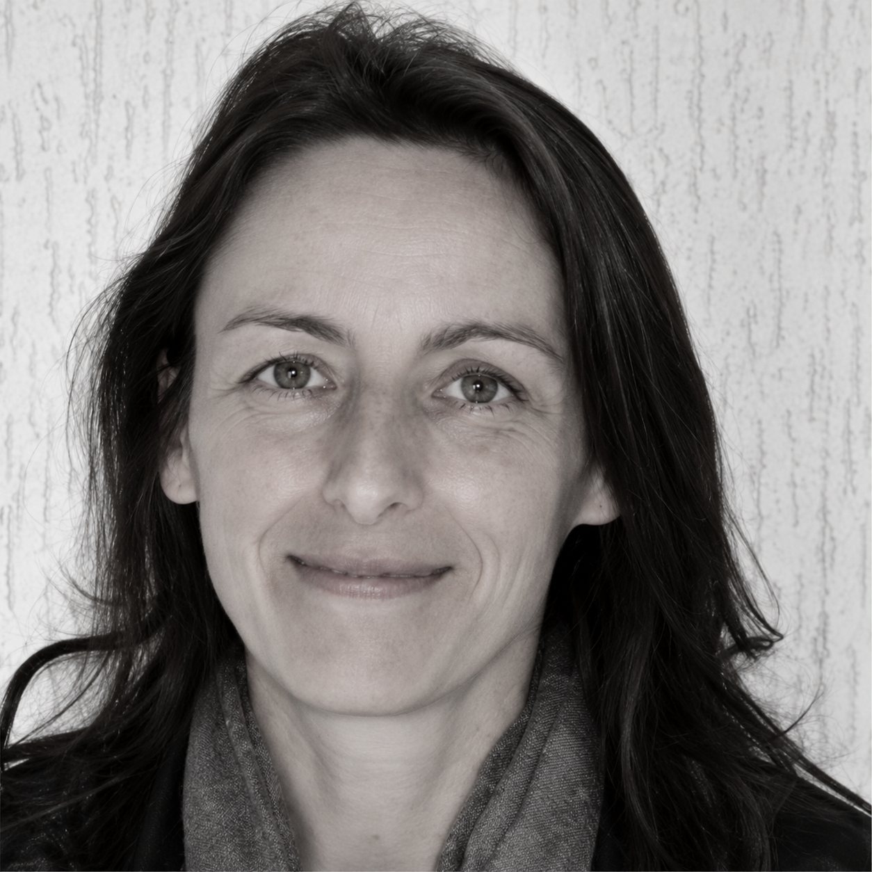 Portrait en noir et blanc d’une consultante